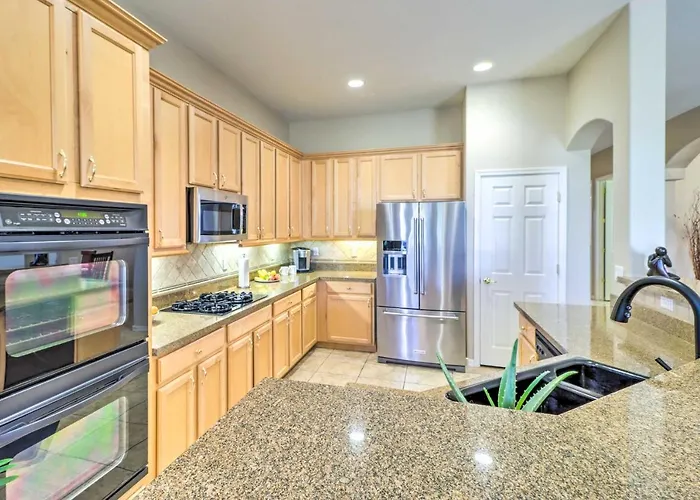 Golfer Oasis W/ Pool & Putting In Goodyear! Holiday home Goodyear