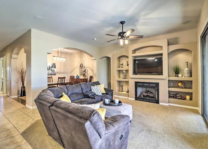 Golfer Oasis W/ Pool & Putting In Goodyear! Holiday home *