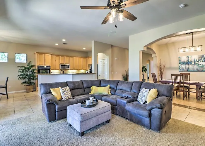 Golfer Oasis W/ Pool & Putting In Goodyear! Holiday home