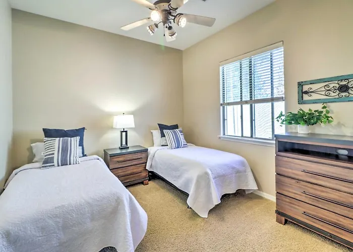 Golfer Oasis W/ Pool & Putting In Goodyear! Holiday home *