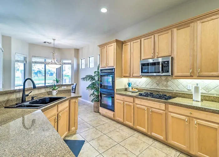 Golfer Oasis W/ Pool & Putting In Goodyear! Holiday home Goodyear