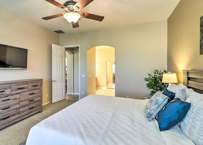 Golfer Oasis W/ Pool & Putting In Goodyear! Holiday home