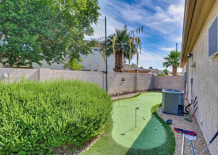 Golfer Oasis W/ Pool & Putting In Goodyear! Holiday home *